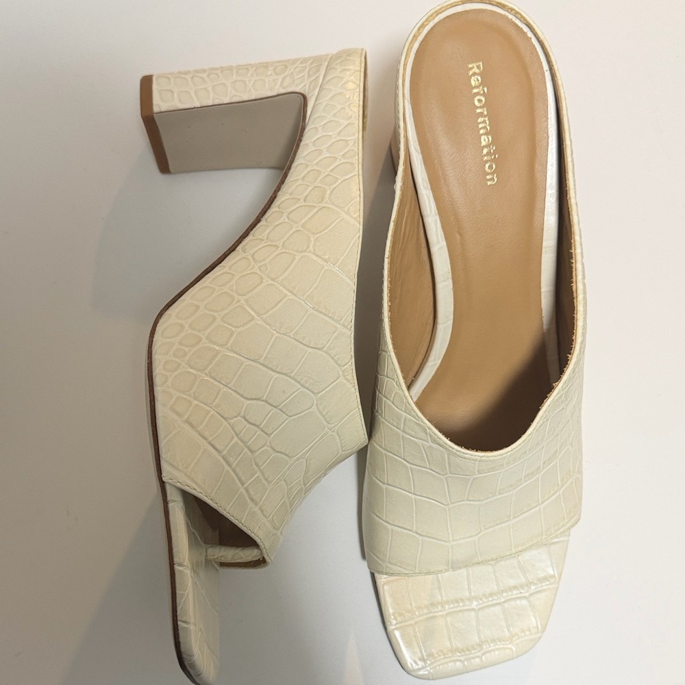 Reformation Cream Lou Lou Block Heel Croc-Embossed Mules. NEW.